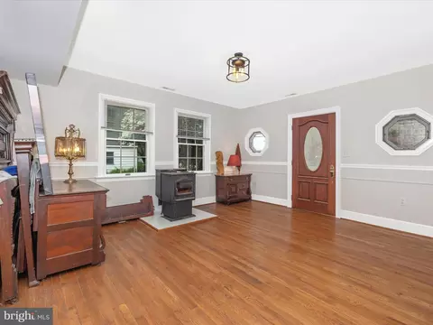 Living - 15920 Barnesville Rd, Boyds, MD 20841 photo 5 of 6