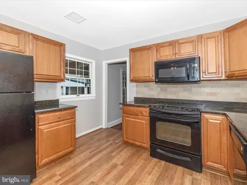 Kitchen - 15920 Barnesville Rd, Boyds, MD 20841 photo 5 of 7