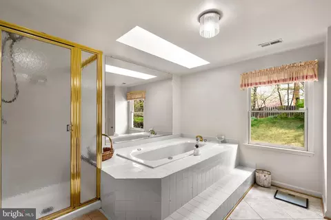 Bath - 605 Pebble Beach Dr, Silver Spring, MD 20904 photo 4 of 6