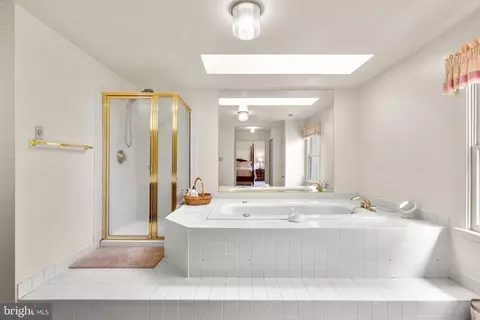 Bath - 605 Pebble Beach Dr, Silver Spring, MD 20904 photo 2 of 6