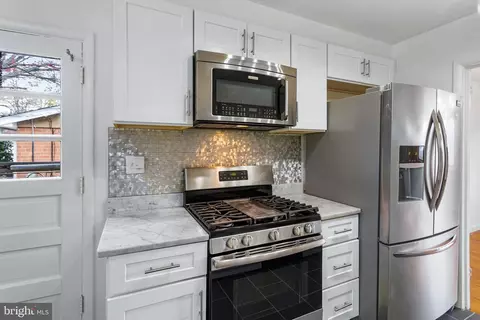 Kitchen - 403 Torrington Pl, Silver Spring, MD 20901 photo 7 of 10