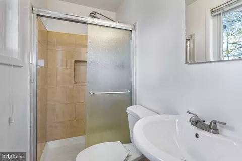 Bath - 403 Torrington Pl, Silver Spring, MD 20901 photo 3 of 3