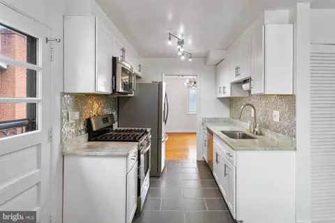 Kitchen - 403 Torrington Pl, Silver Spring, MD 20901 photo 8 of 10