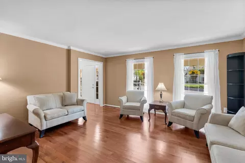 Living - 4105 Danube Ct, Olney, MD 20832 photo 2 of 5