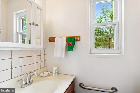 Bath - 403 Harding Dr, Silver Spring, MD 20901 photo 1 of 4