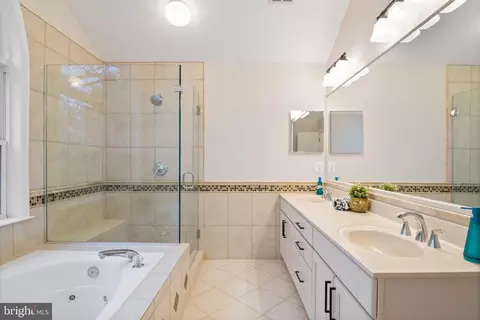Bath - 1843 Middlebridge Dr, Silver Spring, MD 20906 photo 2 of 6