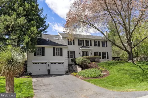 4 Snug Hill Ct, Potomac, MD 20854