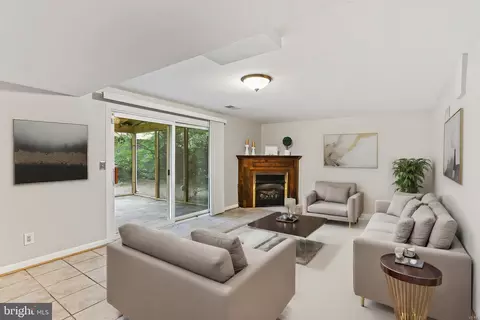 Living - 403 Eisner St, Silver Spring, MD 20901 photo 2 of 3