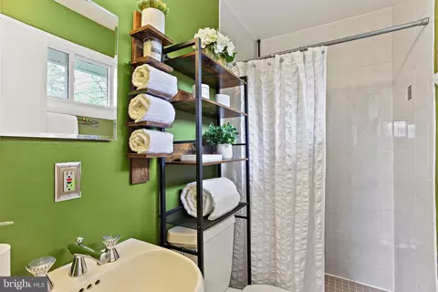 Bath - 403 Eisner St, Silver Spring, MD 20901 photo 1 of 6