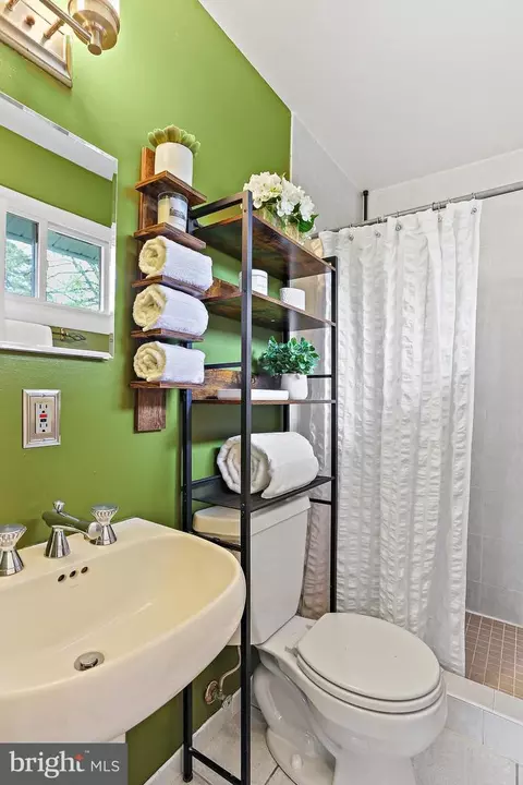 Bath - 403 Eisner St, Silver Spring, MD 20901 photo 2 of 6