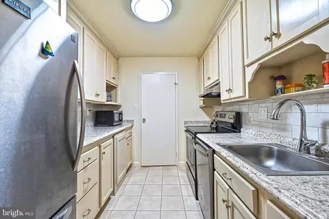 9701 Fields Rd #1902, Gaithersburg, MD 20878 photo 3