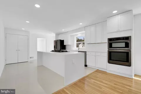 Kitchen - 10205 Windsor View Dr, Potomac, MD 20854 photo 3 of 7