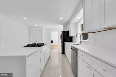 Kitchen - 10205 Windsor View Dr, Potomac, MD 20854 photo 4 of 7