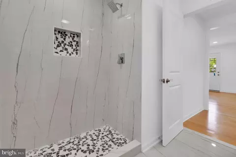 Bath - 10205 Windsor View Dr, Potomac, MD 20854 photo 6 of 8