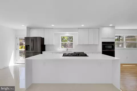 Kitchen - 10205 Windsor View Dr, Potomac, MD 20854 photo 6 of 7