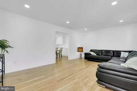 Living - 10205 Windsor View Dr, Potomac, MD 20854 photo 2 of 5
