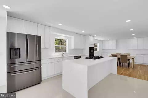 Kitchen - 10205 Windsor View Dr, Potomac, MD 20854 photo 5 of 7