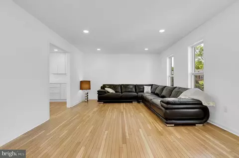 Living - 10205 Windsor View Dr, Potomac, MD 20854 photo 1 of 5