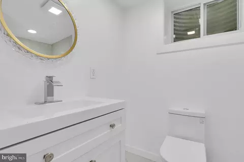 Bath - 10205 Windsor View Dr, Potomac, MD 20854 photo 7 of 8