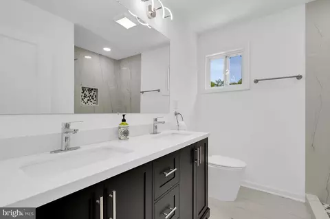 Bath - 10205 Windsor View Dr, Potomac, MD 20854 photo 5 of 8