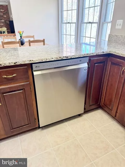 Kitchen - 213 Amberleigh Dr, Silver Spring, MD 20905 photo 6 of 7