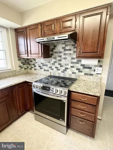 Kitchen - 213 Amberleigh Dr, Silver Spring, MD 20905 photo 4 of 7