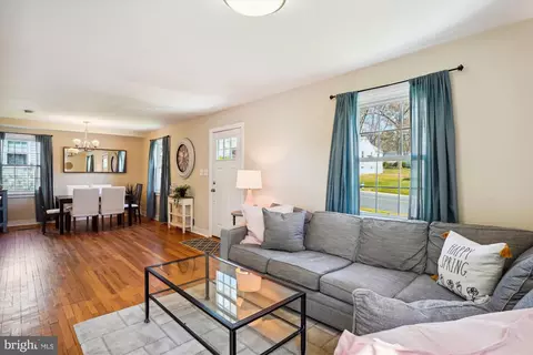 Living - 2706 Lindell St, Silver Spring, MD 20902 photo 4 of 8