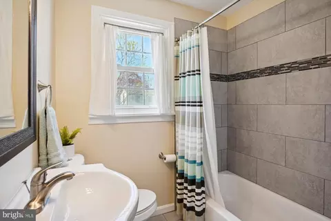 Bath - 2706 Lindell St, Silver Spring, MD 20902 photo 1 of 6