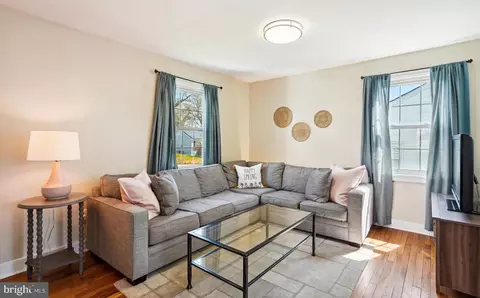 Living - 2706 Lindell St, Silver Spring, MD 20902 photo 1 of 8