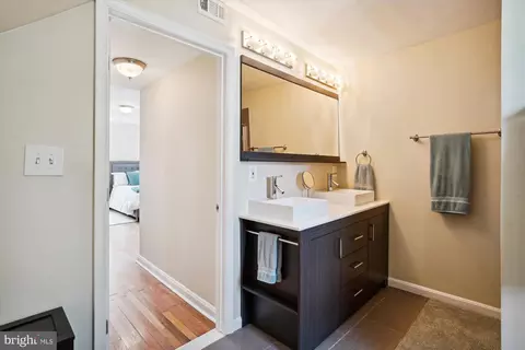 Bath - 2706 Lindell St, Silver Spring, MD 20902 photo 2 of 6