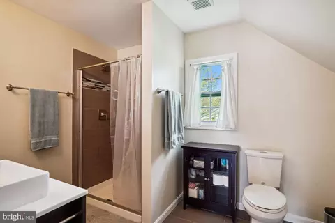 Bath - 2706 Lindell St, Silver Spring, MD 20902 photo 4 of 6