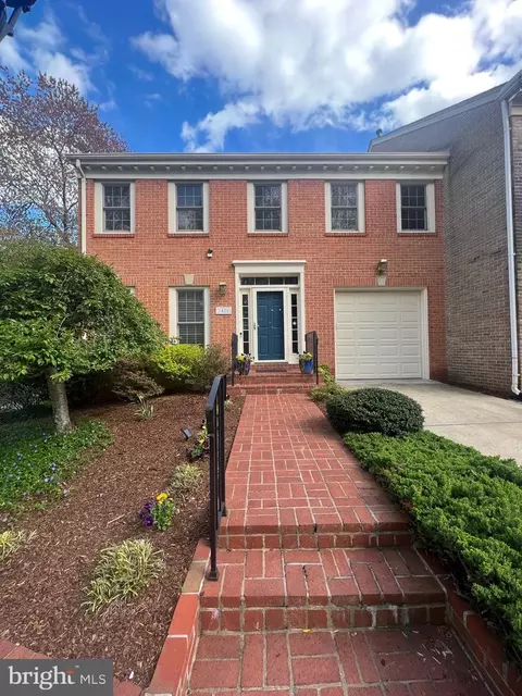 7428 Crestberry Ln, Bethesda, MD 20817