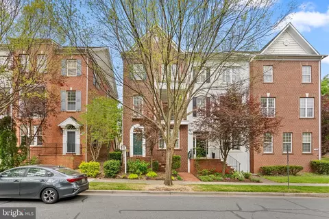 305 Garden View Sq, Rockville, MD 20850