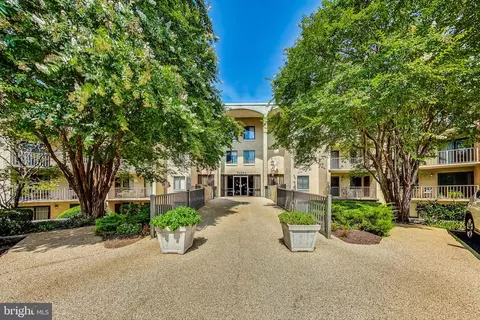 7425 Democracy Blvd #15, Bethesda, MD 20817
