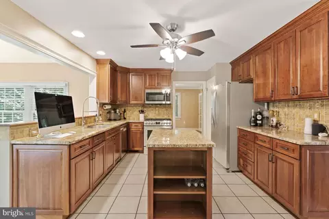 Kitchen - 302 Colesville Manor Dr, Silver Spring, MD 20904 photo 2 of 7
