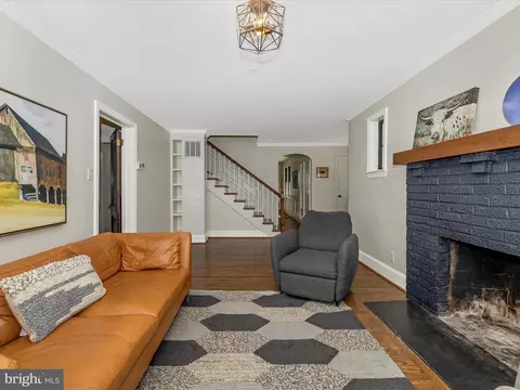 Living - 17925 Barnesville Rd, Barnesville, MD 20838 photo 2 of 5