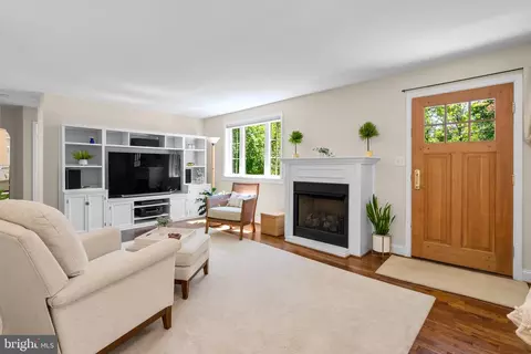 Living - 405 Williamsburg Dr, Silver Spring, MD 20901 photo 2 of 3