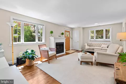Living - 405 Williamsburg Dr, Silver Spring, MD 20901 photo 3 of 3