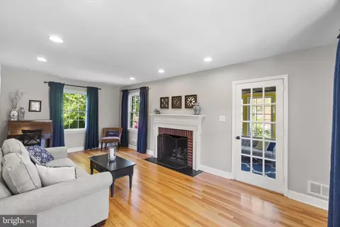 Living - 10118 Greeley Ave, Silver Spring, MD 20902 photo 2 of 9