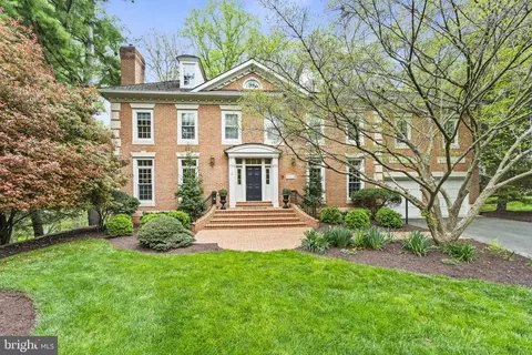 9613 Eagle Ridge Dr, Bethesda, MD 20817