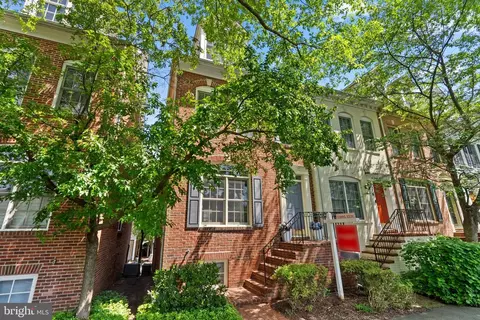 518 Fallsgrove Dr, Rockville, MD 20850