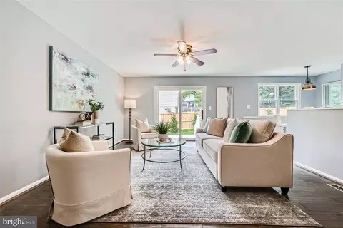 Living - 10400 Windfall Ct, Damascus, MD 20872 photo 3 of 4