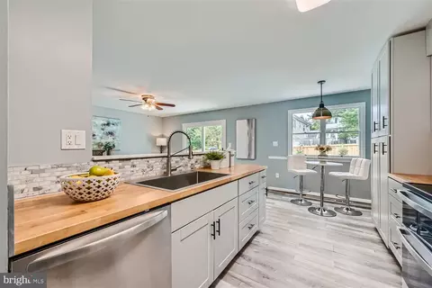 Kitchen - 10400 Windfall Ct, Damascus, MD 20872 photo 4 of 6