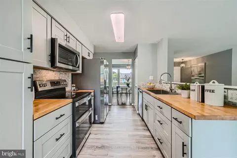 Kitchen - 10400 Windfall Ct, Damascus, MD 20872 photo 3 of 6