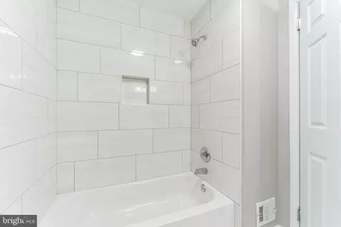 Bath - 11104 Easecrest Dr, Silver Spring, MD 20902 photo 2 of 4