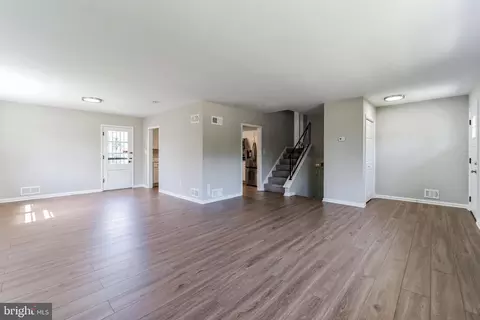 Living - 11104 Easecrest Dr, Silver Spring, MD 20902 photo 3 of 4