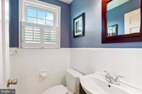 Bath - 9203 Summit Rd, Silver Spring, MD 20910 photo 1 of 5