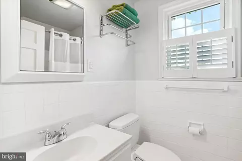 Bath - 9203 Summit Rd, Silver Spring, MD 20910 photo 2 of 5