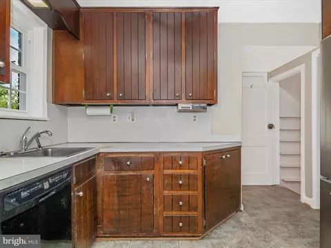 Kitchen - 217 Indian Spring Dr, Silver Spring, MD 20901 photo 2 of 5