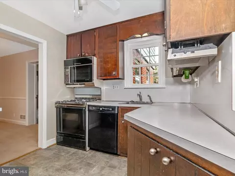 Kitchen - 217 Indian Spring Dr, Silver Spring, MD 20901 photo 4 of 5